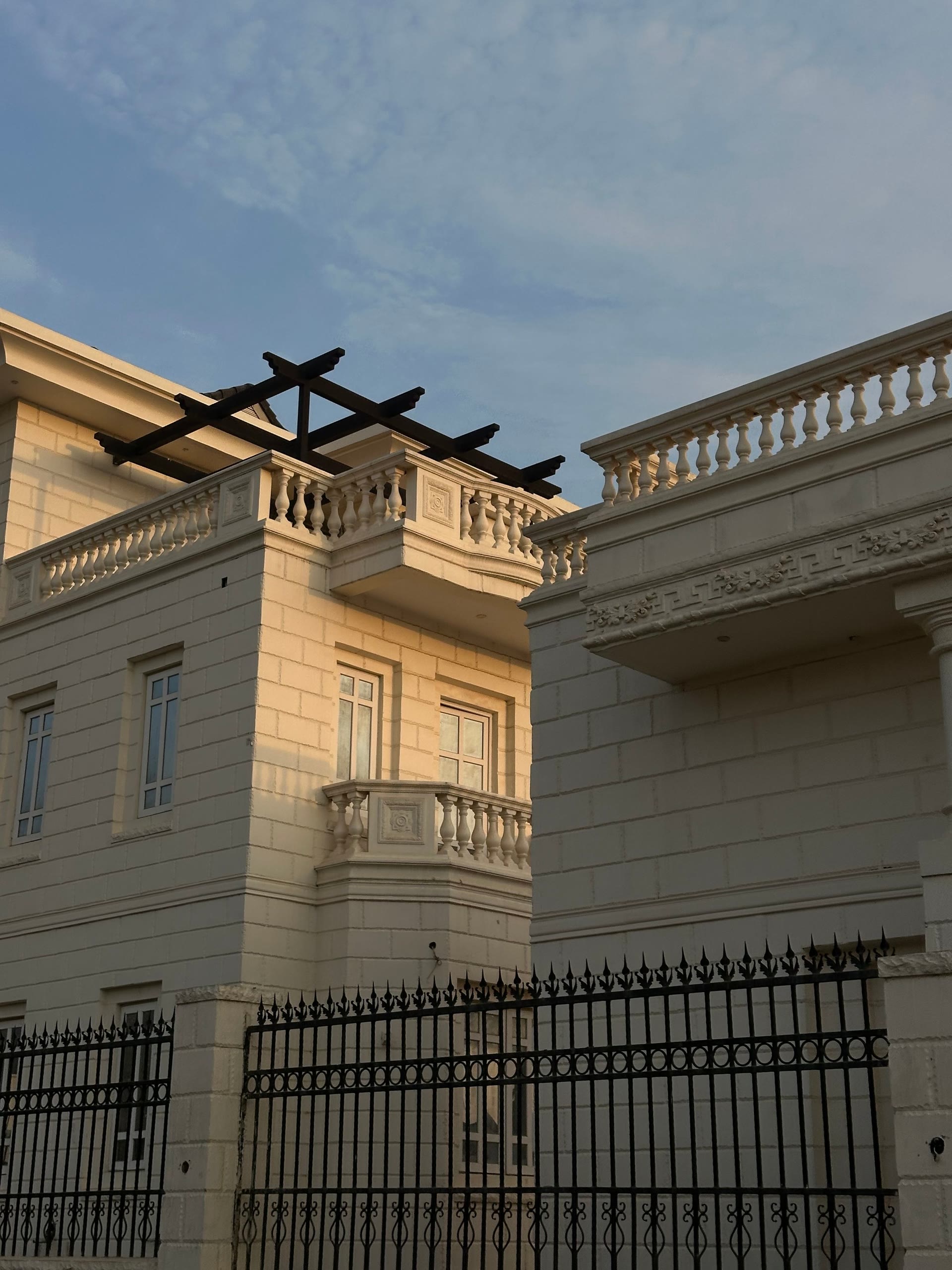 Villa moderne, façade en pierre calcaire au coucher du soleil