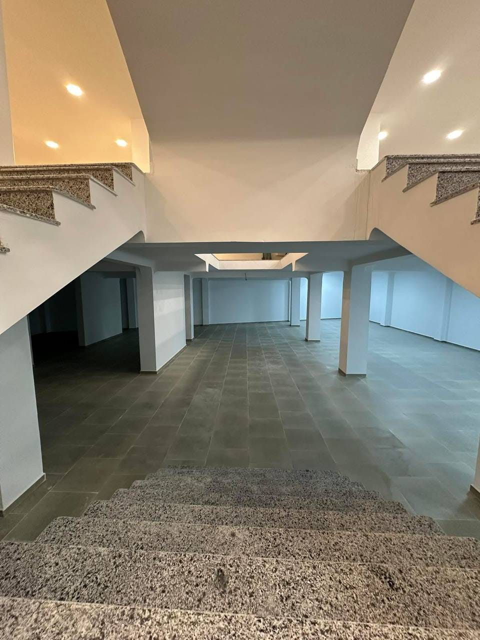 Hall intérieur, escalier en granit