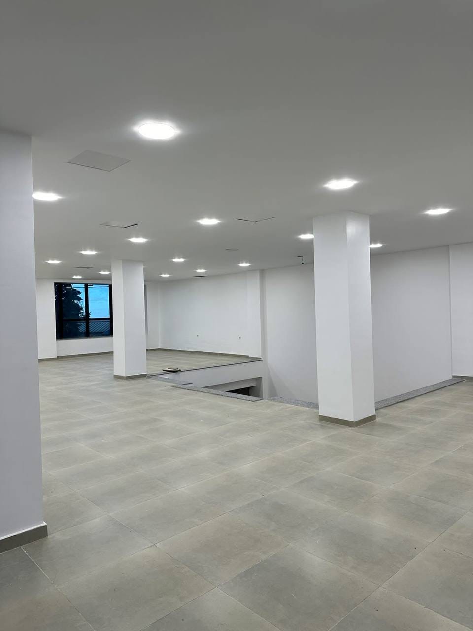 Plateau intérieur libre, sol carrelé