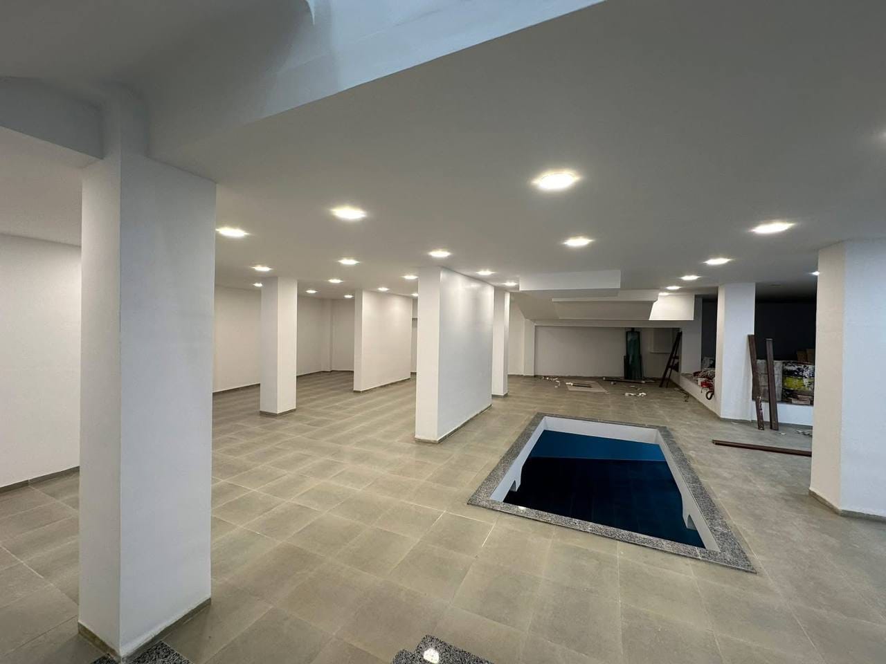 Espace intérieur avec bassin encastré