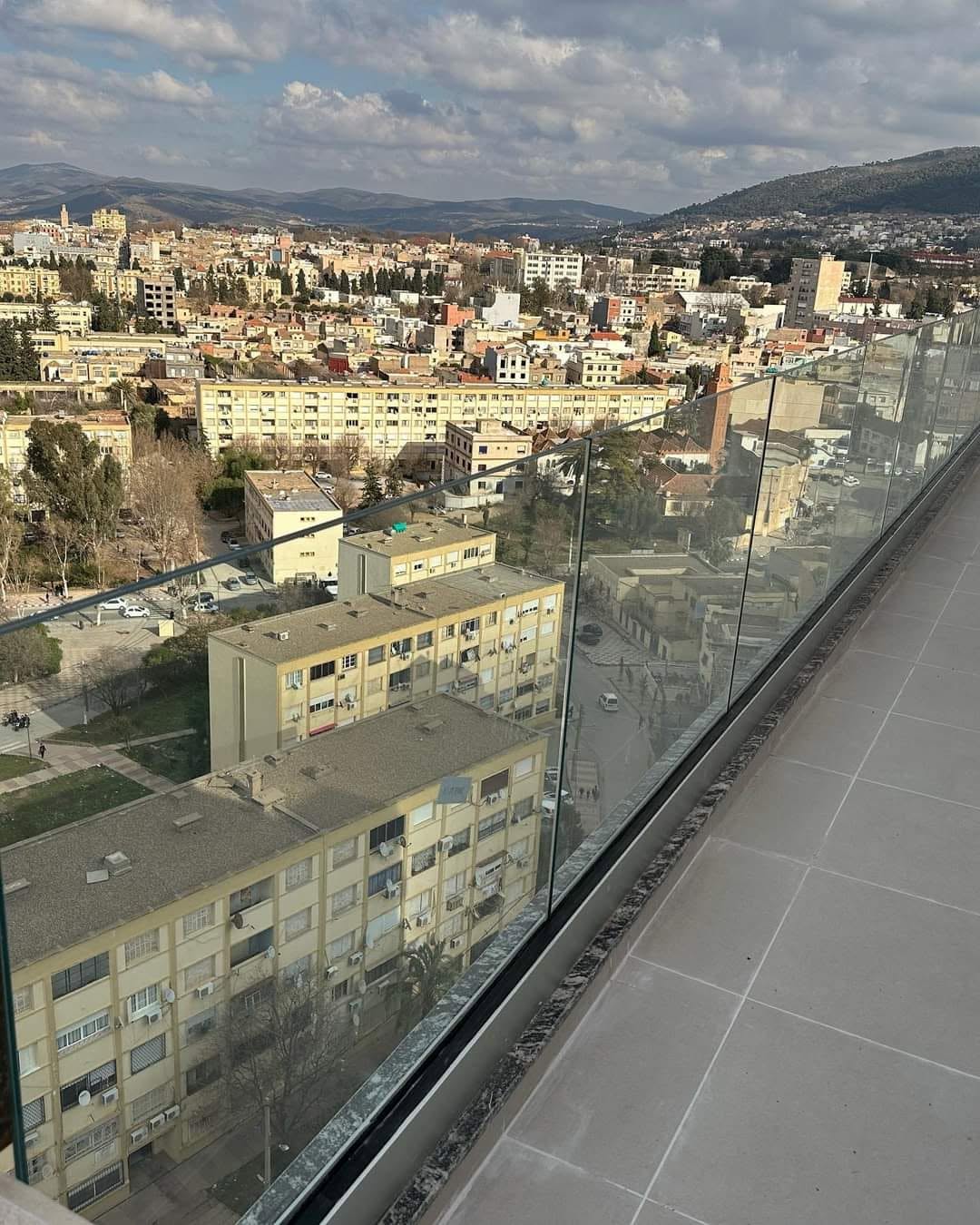 Vue sur la ville depuis la terrasse