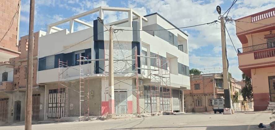 Immeuble en cours de finition, façade bleu marine et blanche