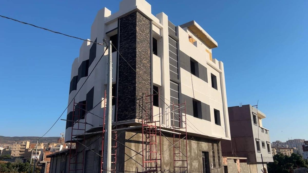 Immeuble en cours de finition, parement en pierre et façade blanche