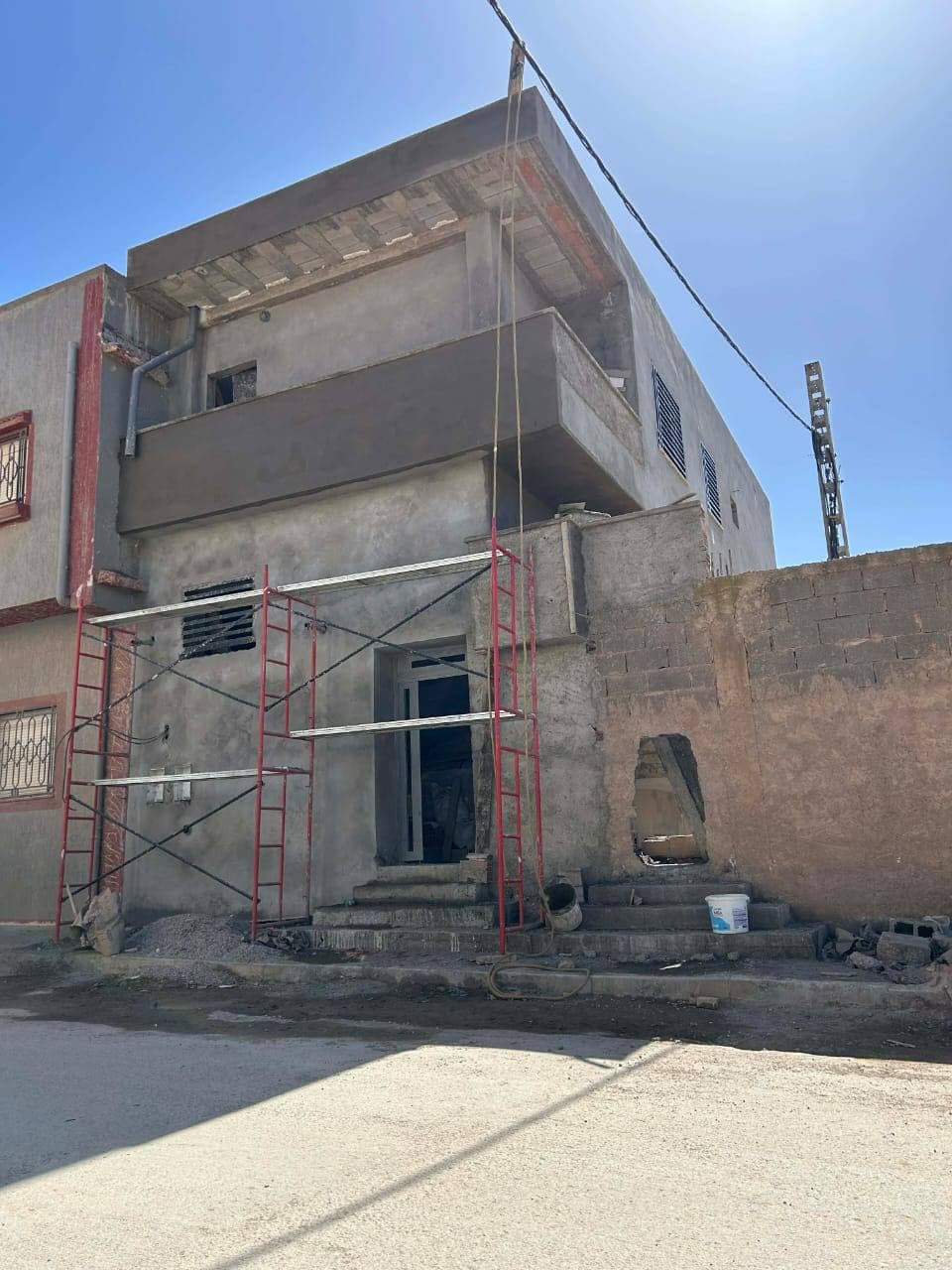 Chantier en cours, façade en structure